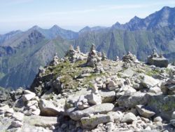 Kamenné komínky na tatranském vrcholu