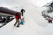Zima ve Vysokých Tatrách - kopy sněhu při Skalnatém plese